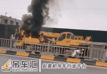 菏泽街头一辆吊车发生自燃,现场浓烟滚滚,消防车都来了