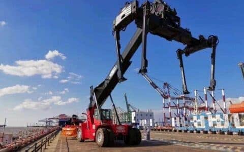 振华重工成功研发新型多功能吊具