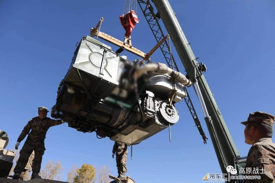这就是高原极驰的秘密:15式坦克吊装动力包画面首次曝光