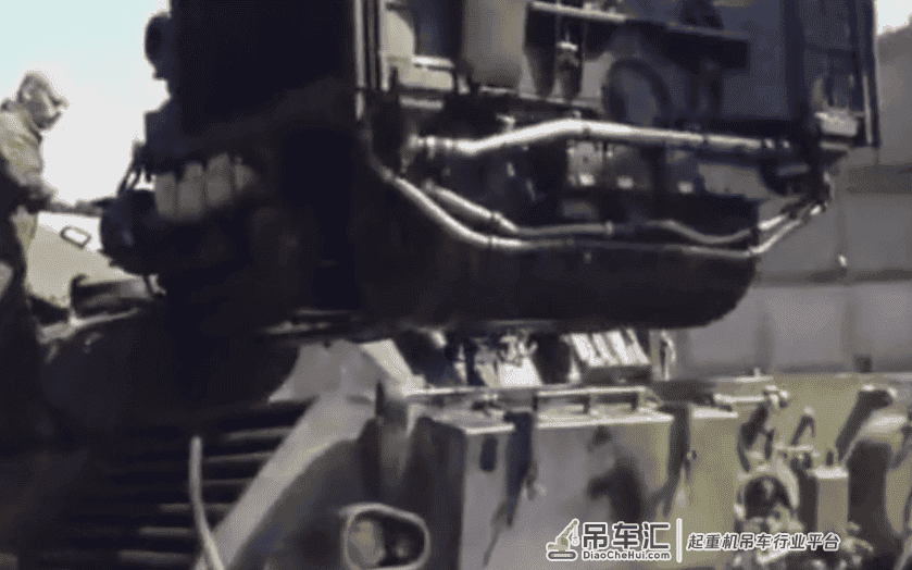 这就是高原极驰的秘密:15式坦克吊装动力包画面首次曝光