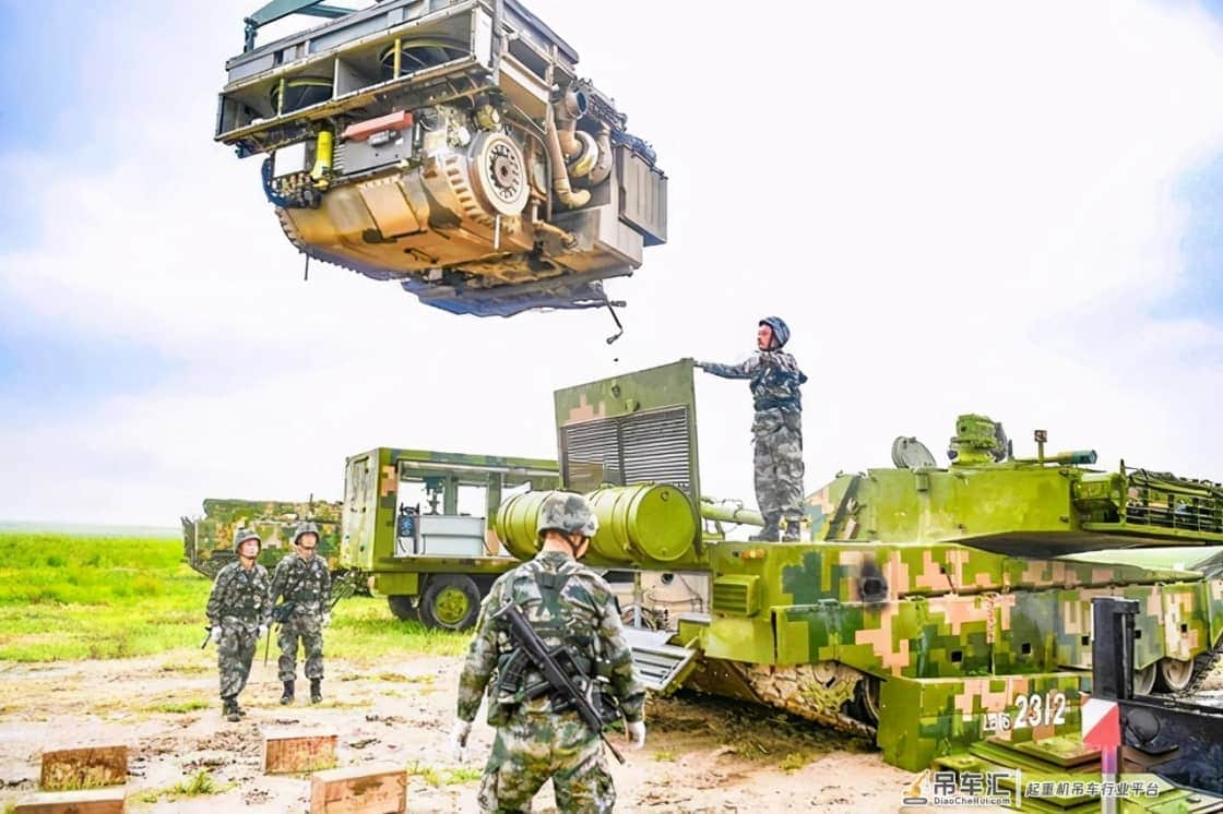 这就是高原极驰的秘密:15式坦克吊装动力包画面首次曝光