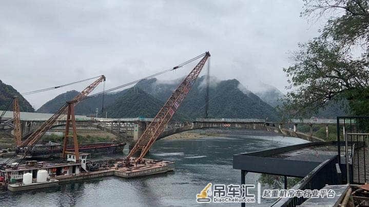 挺过九孔泄洪，“桥坚强”紫金大桥将迎重生！小时记者直击：两台浮动式起重机持续作业