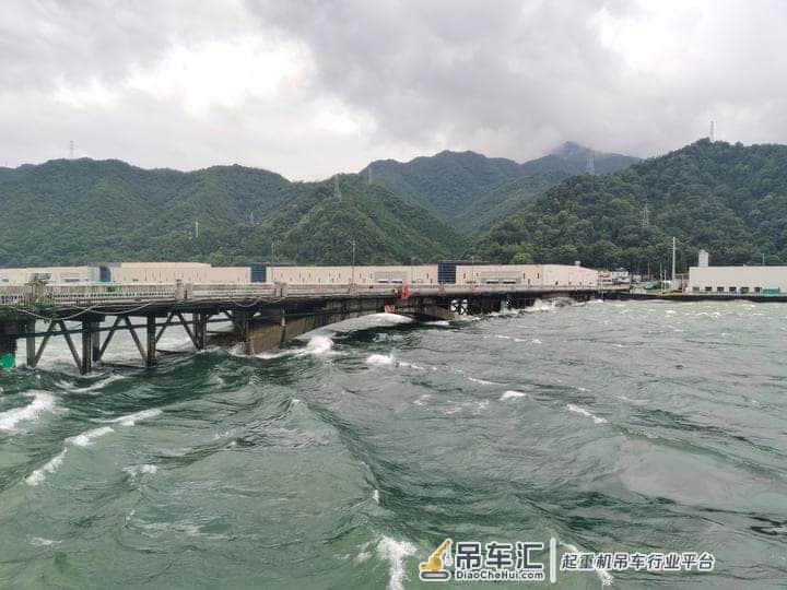 挺过九孔泄洪,“桥坚强”紫金大桥将迎重生!小时记者直击:两台浮动式起重机持续作业