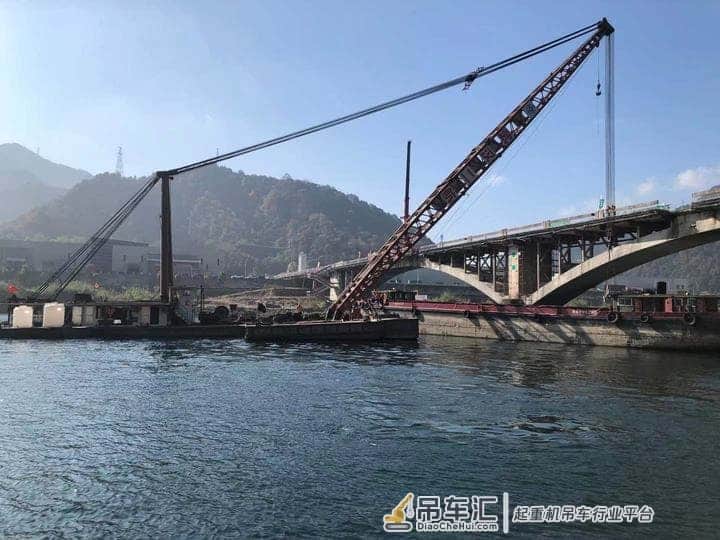 挺过九孔泄洪,“桥坚强”紫金大桥将迎重生!小时记者直击:两台浮动式起重机持续作业