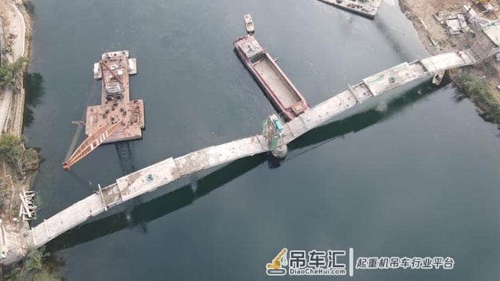 挺过九孔泄洪,“桥坚强”紫金大桥将迎重生!小时记者直击:两台浮动式起重机持续作业