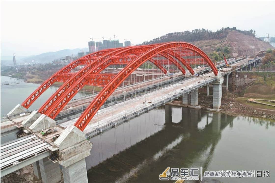 最后一片T梁成功完成吊装,徐家坝州河大桥左右幅完全连通