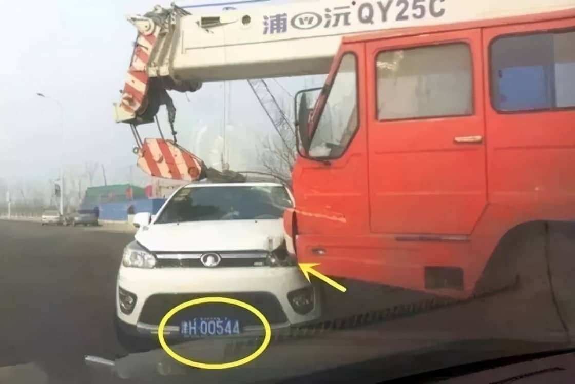 全国最牛吊车车牌大盘点,最强“99999九五之尊”压轴