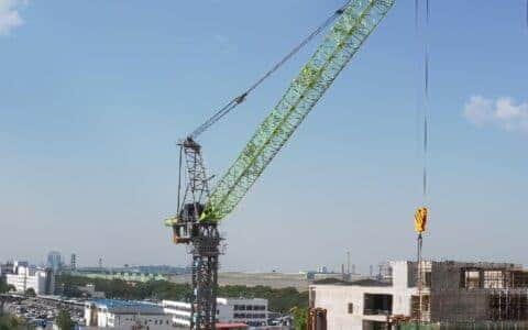 勇闯科技无人区！中联重科全球最大吨位动臂塔上海施工首秀