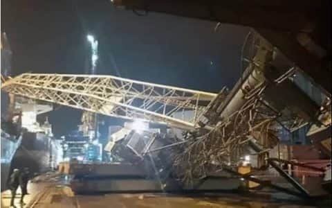 阿尔及利亚港口货轮突发三连撞，利勃海尔起重机被撞翻