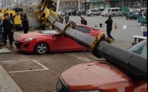 山东一吊车侧翻，三辆轿车“躺枪”被砸