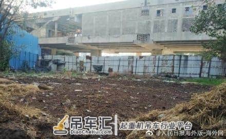 印度10岁男孩跌入牛粪坑淹死:消防进不去,靠吊车拉起