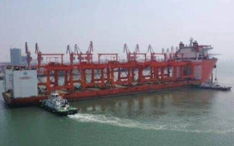 中铁联合集装箱6台大型自动化轨道式龙门吊设备靠泊北部湾港钦州港