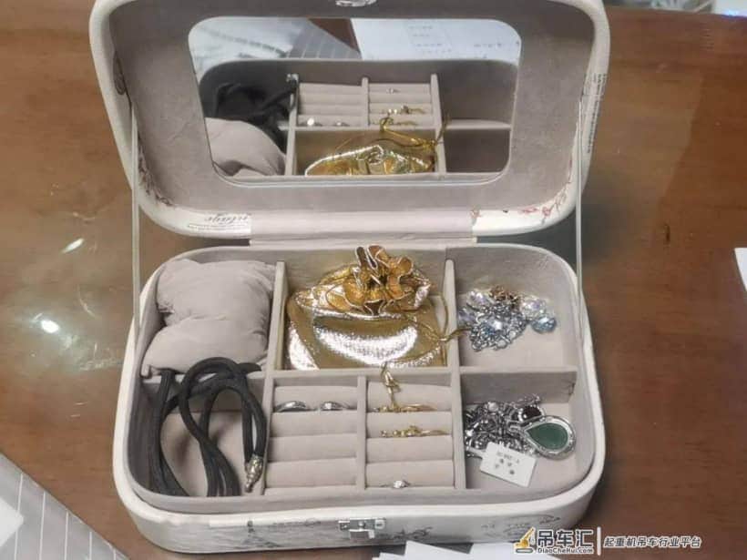吊车和拖车都出动了!镇江新区一小区里藏着老赖的“大奔”和…
