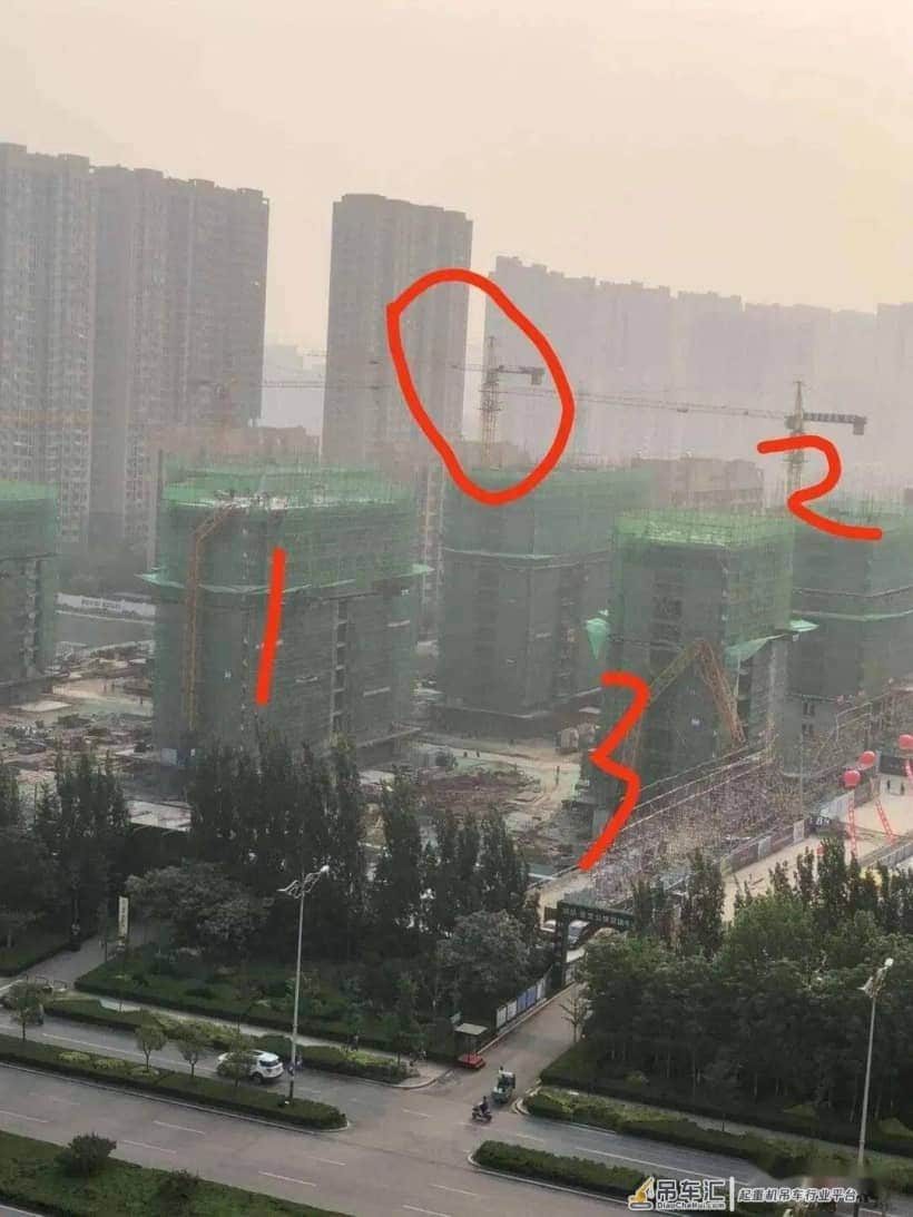 2台塔吊相撞倒塌，现场管理人/塔吊司机/信号工被追刑责！项目经理被扣建造师证