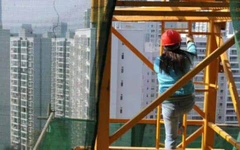 塔吊很高，司机有男有女 ，生理问题怎么解决 ？司机：自有办法