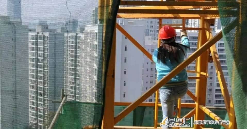 塔吊很高，司机有男有女 ，生理问题怎么解决 ？司机：自有办法