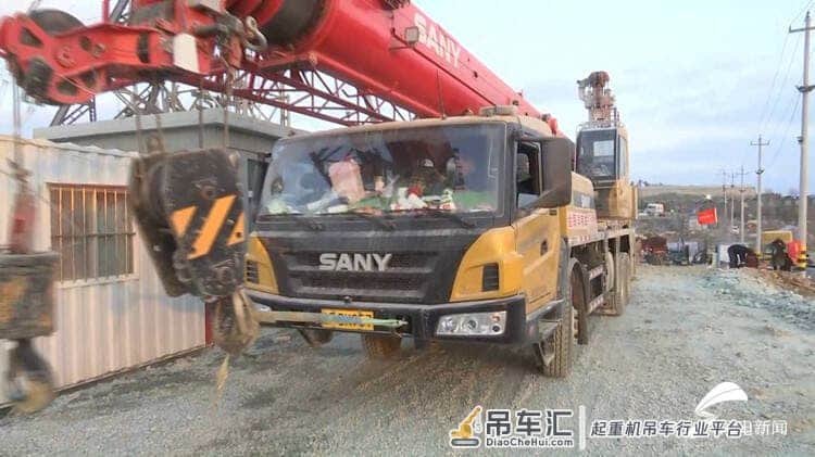 莱阳吊车司机连夜支援栖霞事故救援现场 心愿:想看到被困矿工安全升井,挨个抱一下