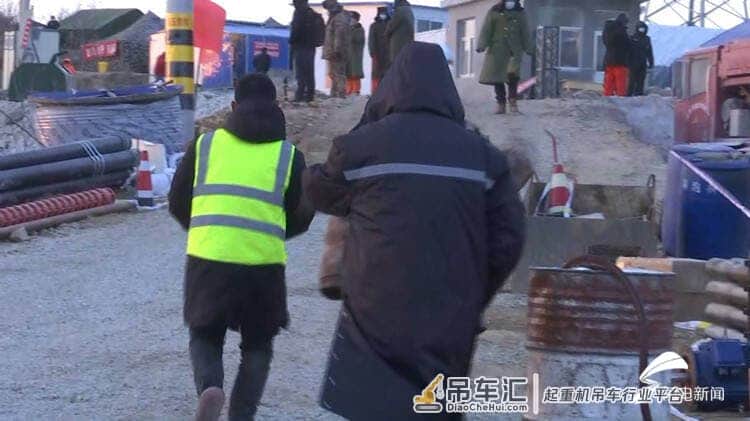 莱阳吊车司机连夜支援栖霞事故救援现场 心愿:想看到被困矿工安全升井,挨个抱一下