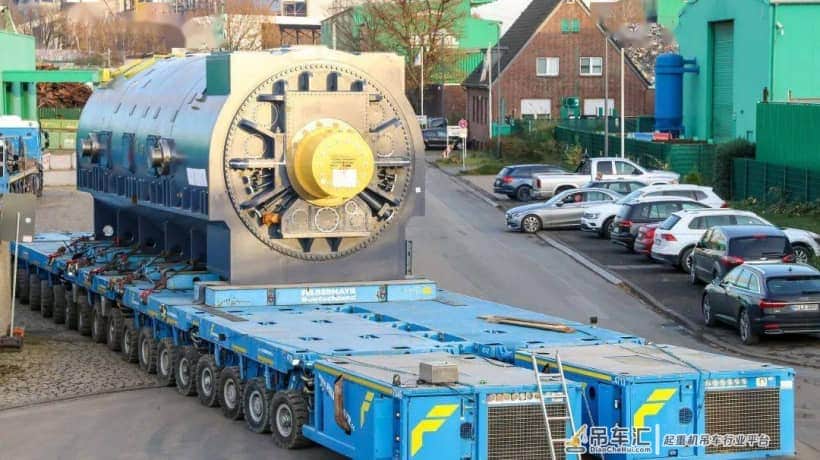 利勃海尔LR11000助力驳船卸货