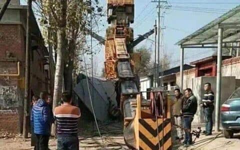 疑似80吨吊车窄巷道起吊水泥房失败后翻, 吊臂摔折!