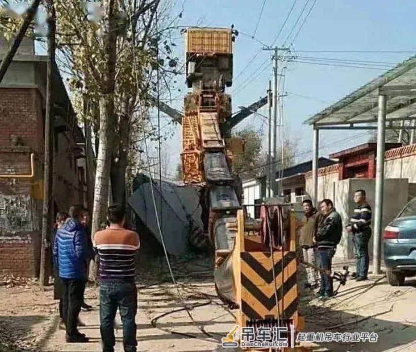 疑似80吨吊车窄巷道起吊水泥房失败后翻, 吊臂摔折!
