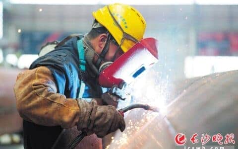中型起重机从宁乡销往全球130个国家和地区