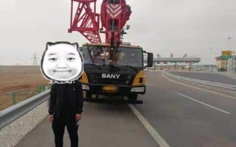 00后宁夏小伙自学开吊车，无证就敢上高速