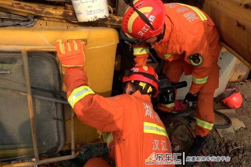 吊车失重倾翻压人 潜江消防火速救援