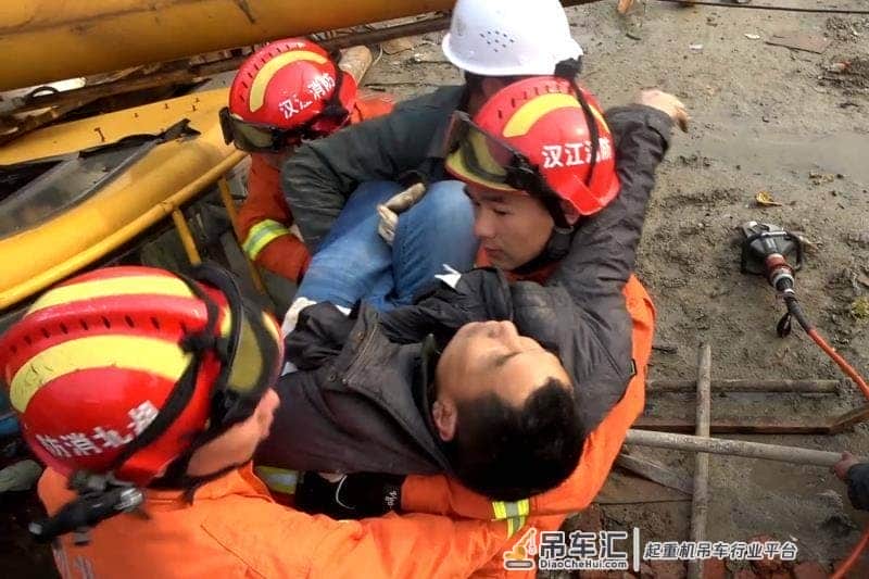 吊车失重倾翻压人 潜江消防火速救援