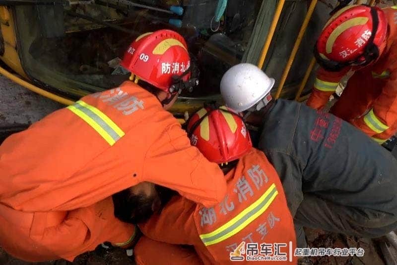 吊车失重倾翻压人 潜江消防火速救援