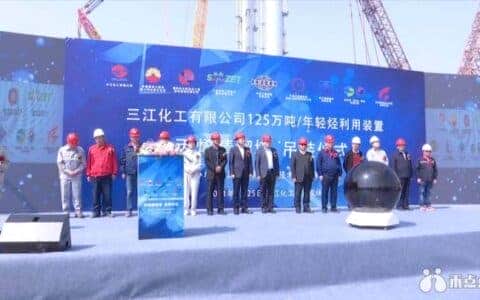 百米丙烯精馏塔成功吊装！嘉兴港区百亿项目迎来重大节点