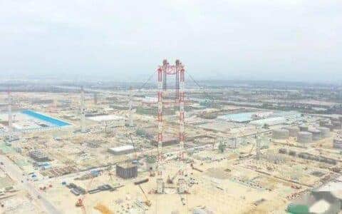 现场 | 广东石化项目：5000吨门式起重机已就位，将吊近3900吨抽余液塔！