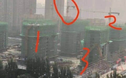 一工地2台塔吊倒塌，现场管理人/塔吊司机/信号工被追刑责！项目经理被扣建造师证