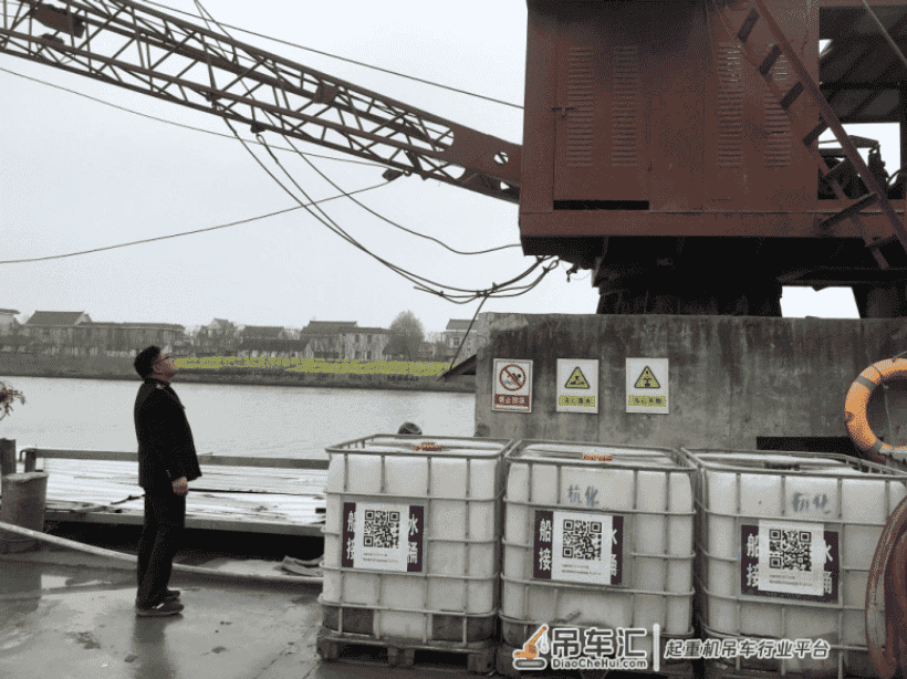 区市监局“三管齐下”开展码头起重机排查行动