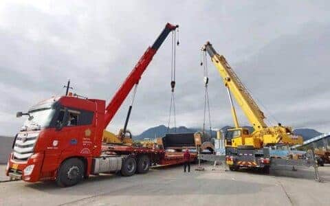 出动两部吊车？！桂平大藤峡右岸迎来了一个巨无霸级大家伙！
