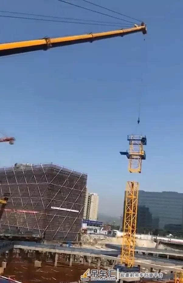 豪横!百吨利勃海尔吊车远距离装塔吊,超起都架上了