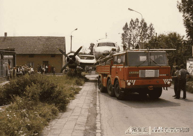 太脱拉T813-4x4、6x6、8x8大件牵引卡车和起重机