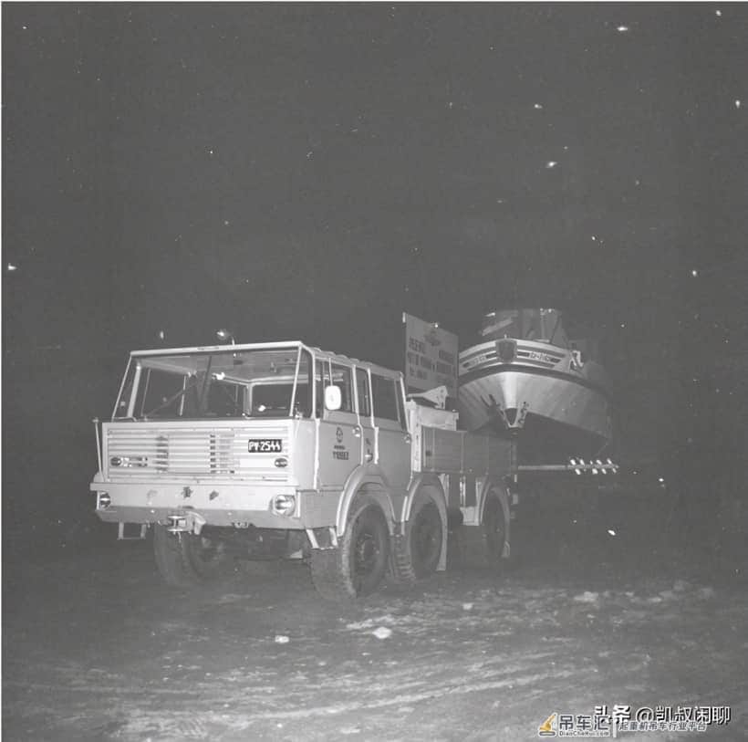 太脱拉T813-4x4、6x6、8x8大件牵引卡车和起重机