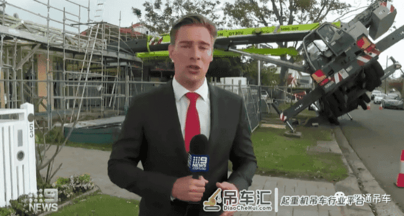 高质量的出口4桥30v吊车,打腿在下水道盖板上,直接翻车!