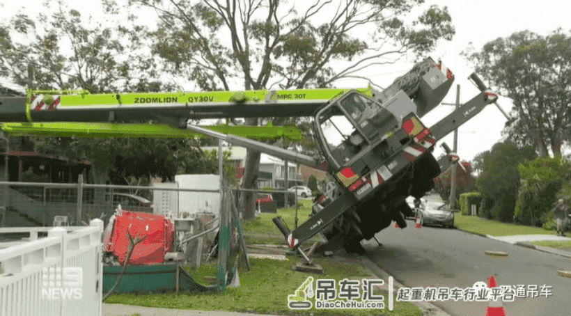 高质量的出口4桥30v吊车,打腿在下水道盖板上,直接翻车!