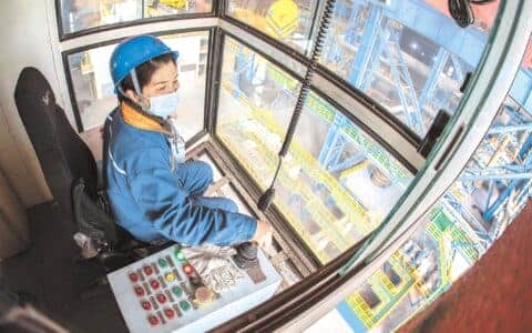 鄂钢女工用起重机干绣花活 天车“玫瑰”绽放在30米高空