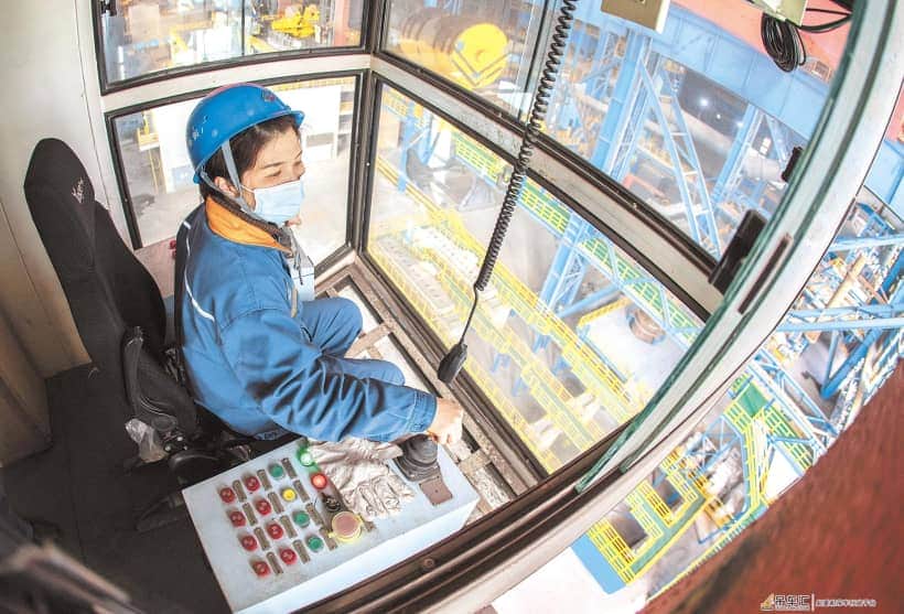 鄂钢女工用起重机干绣花活 天车“玫瑰”绽放在30米高空