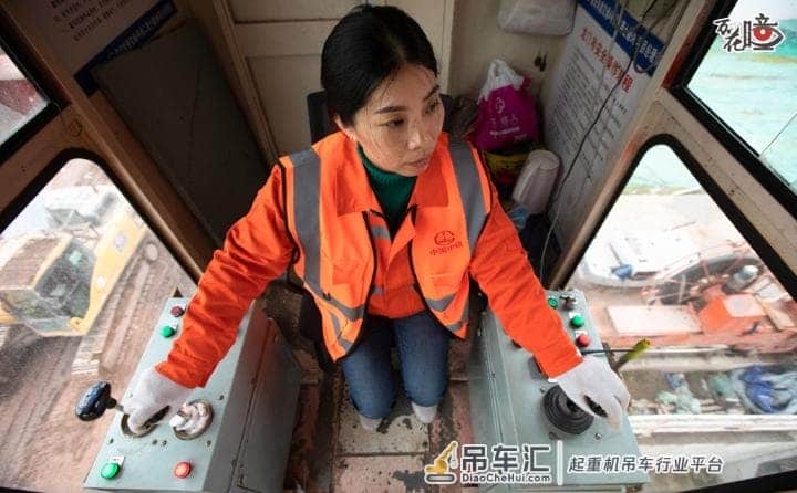 万花瞳 | 开龙门吊的“空中女司机”