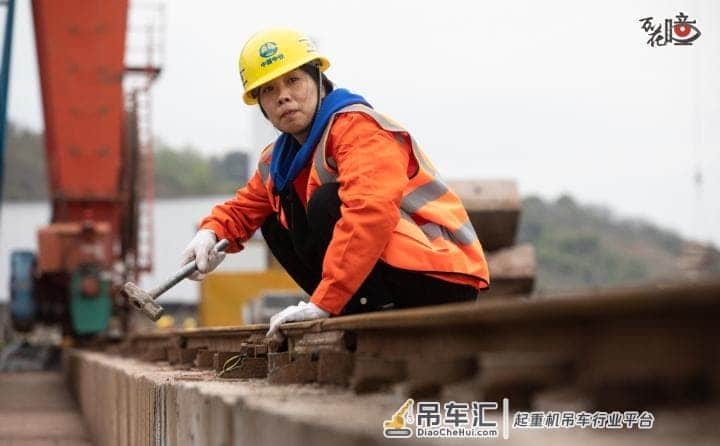 万花瞳 | 开龙门吊的“空中女司机”