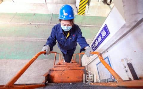 哈铁天车“空姐”吊运300钩 成功率100%