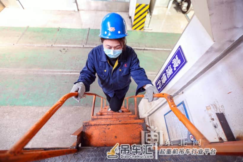 哈铁天车“空姐”吊运300钩 成功率100%