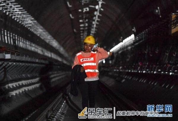 上得塔吊,下得隧道——粤港澳大湾区地铁建设一线的“女汉子”
