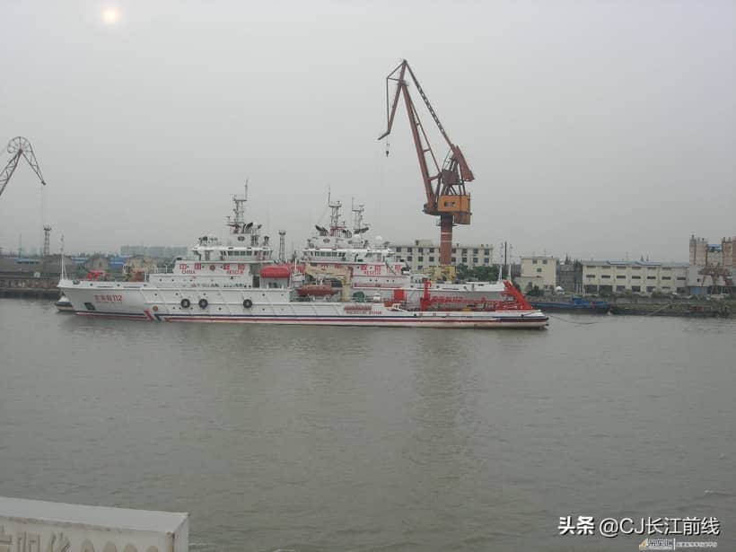 河南淮滨:江上码头吊机令人震撼(组图)