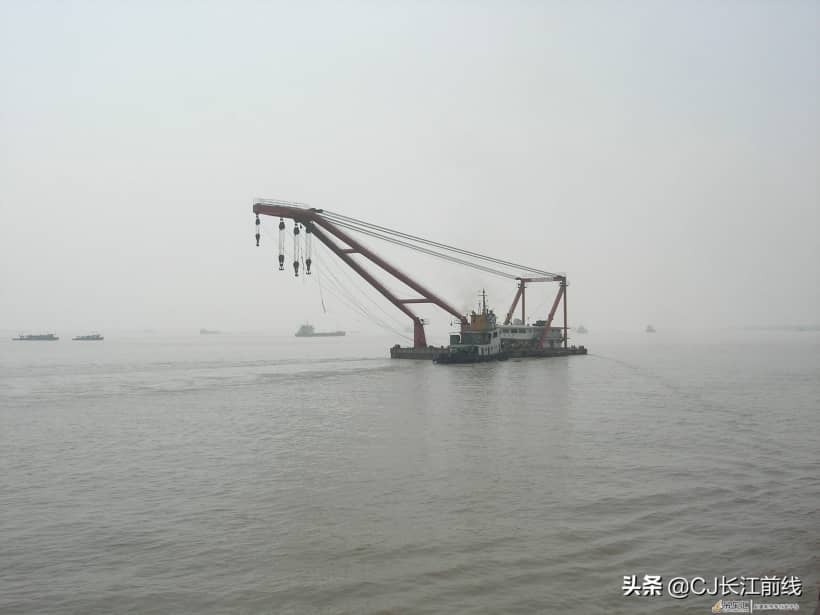 河南淮滨:江上码头吊机令人震撼(组图)