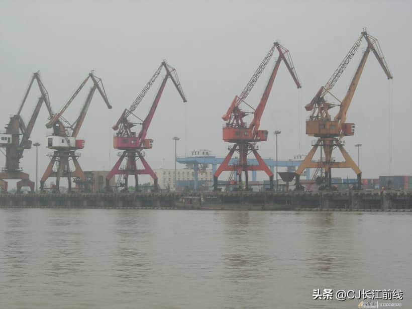 河南淮滨:江上码头吊机令人震撼(组图)